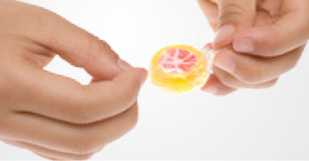 お菓子の包み紙を開く写真